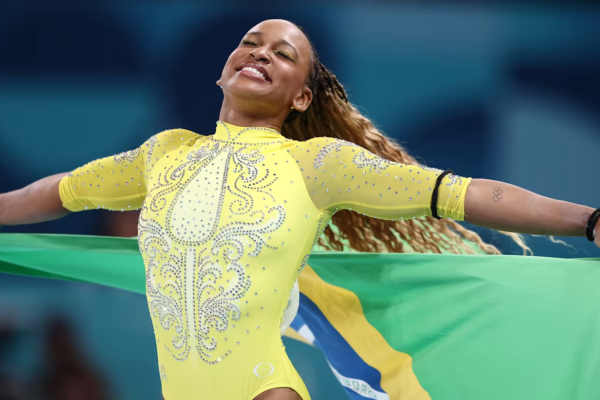 Rebeca Andrade supera Biles, é ouro no solo e se torna maior medalhista Olímpica do Brasil