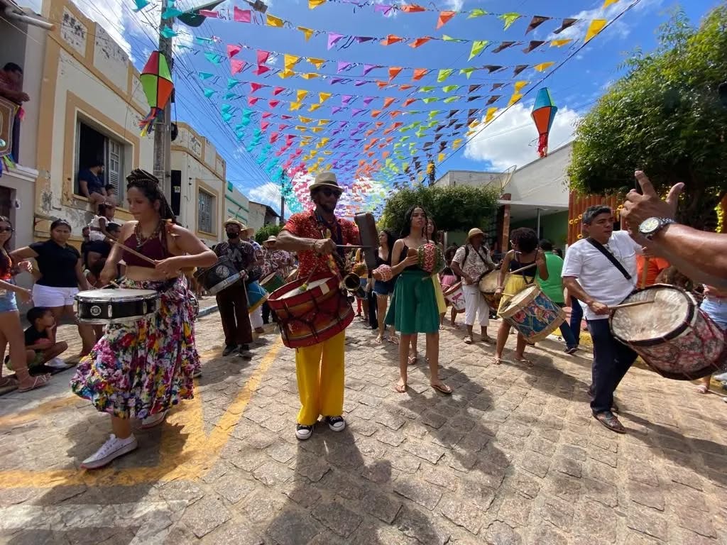 Carnaval Crato Estação da Folia 2025 Uma Festa Para Todos acontece de 28 de fevereiro a 4 de março