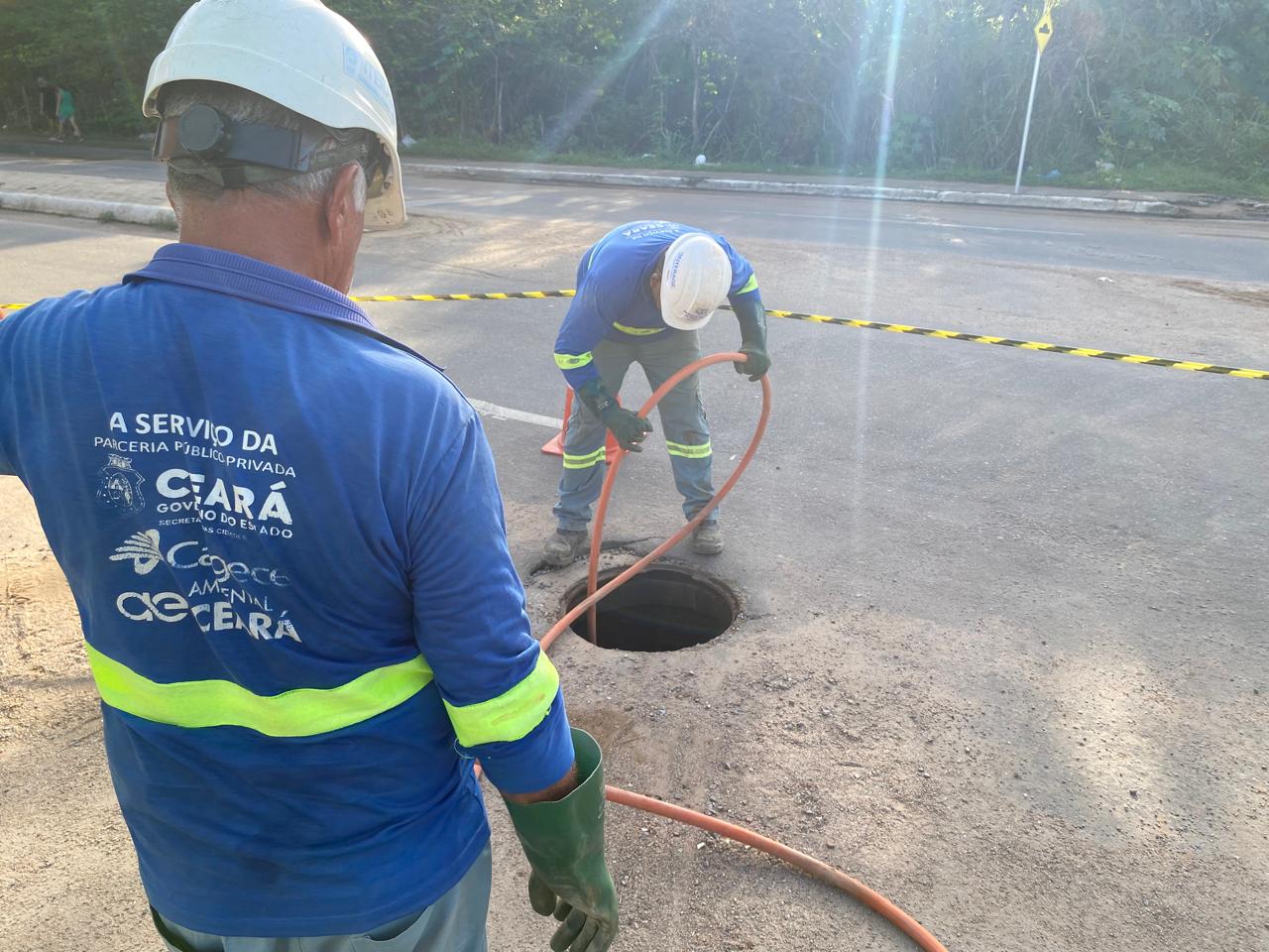 Com a chegada da quadra chuvosa no Ceará, o cenário de extravasamento de esgoto se torna um desafio a ser superado nas cidades. Nesse período, é comum que as redes do sistema de esgotamento sanitário fiquem sobrecarregadas por fatores como ligações irregulares de águas pluviais dos imóveis ou do cruzamento com as redes de drenagem, além do despejo irregular de lixo nas redes. Isso porque a rede de esgoto e de drenagem possuem sistemas diferentes: a primeira direciona os efluentes para estações de tratamento, enquanto a segunda, transporta o volume das chuvas para lagoas, rios e mares.