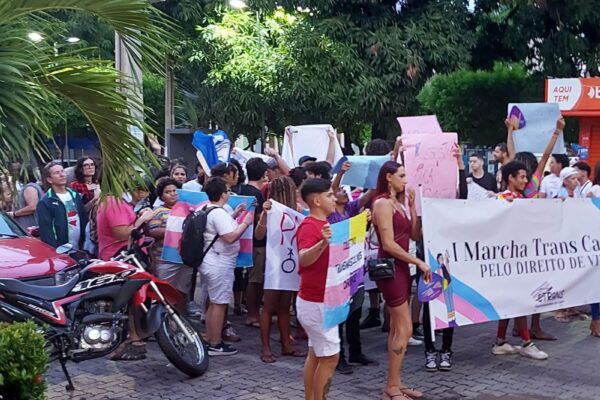 II Marcha Trans do Cariri acontece neste sábado e tem o apoio do Município Neste sábado, 22, Juazeiro do Norte será palco da II Marcha Trans do Cariri, evento que busca dar visibilidade e voz às pautas da população trans e travesti da região. Com o apoio do Núcleo de Diversidade e Gênero (NUDG) da Prefeitura de Juazeiro do Norte e organizada pelo Coletivo Trans e Travesti do Cariri (CTRANS), juntamente com 52 entidades pró-LGBTQIA+, a marcha acontece dentro do Mês da Visibilidade Transmasculina e traz como tema: "TRANSformando Direitos: Cotas, Saúde e Respeito!".
