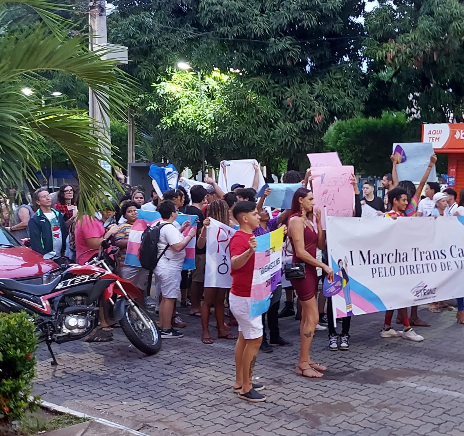 Neste sábado, 22, Juazeiro do Norte será palco da II Marcha Trans do Cariri, evento que busca dar visibilidade e voz às pautas da população trans e travesti da região. Com o apoio do Núcleo de Diversidade e Gênero (NUDG) da Prefeitura de Juazeiro do Norte e organizada pelo Coletivo Trans e Travesti do Cariri (CTRANS), juntamente com 52 entidades pró-LGBTQIA+, a marcha acontece dentro do Mês da Visibilidade Transmasculina e traz como tema: "TRANSformando Direitos: Cotas, Saúde e Respeito!".