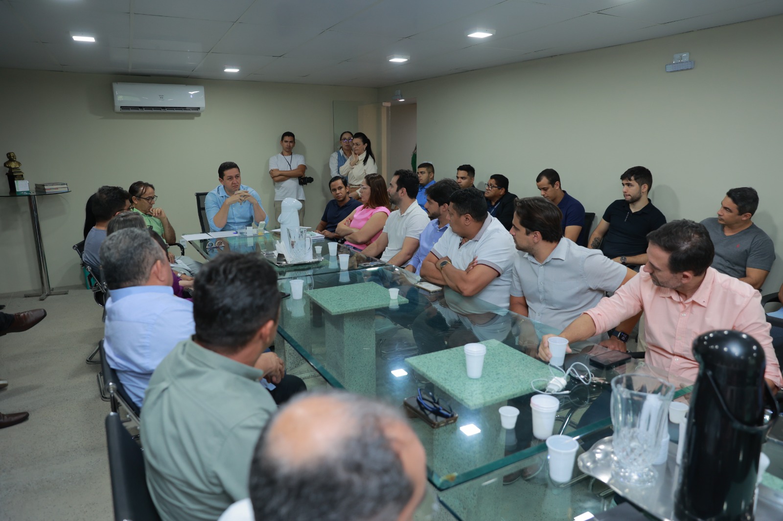 Na tarde desta quarta-feira, 26, a Prefeitura de Juazeiro do Norte apresentou o plano de reforma administrativa, que propõe mudanças na estrutura organizacional das secretarias com o objetivo de tornar a gestão mais eficiente e aprimorar os serviços públicos. O encontro ocorreu na sala de reuniões do Gabinete e contou com a presença do prefeito Glêdson Bezerra, do secretário de Finanças, Leandro Saraiva, além de representantes do Legislativo e demais secretários municipais.