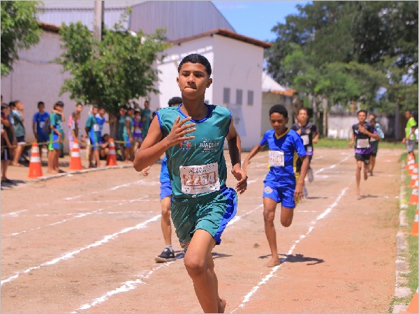 A Prefeitura de Juazeiro do Norte, por meio da Secretaria de Esporte e Juventude (SEJUV), prorrogou até o dia 28 de fevereiro o prazo para cadastramento no edital do Programa Campeões pelo Esporte 2025. A iniciativa busca apoiar atletas e equipes juazeirenses, desde a base até o esporte de alto rendimento.