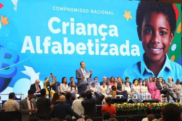 Juazeiro do Norte recebe Selo Ouro no Compromisso Criança Alfabetizada em Brasília Juazeiro do Norte foi reconhecido com o Selo Ouro no Compromisso Criança Alfabetizada, em cerimônia realizada na última segunda-feira, 10, em Brasília. O evento, promovido pelo Ministério da Educação, premia simbolicamente os municípios que se destacam pela excelência em práticas de alfabetização, incluindo o uso de materiais didáticos adequados e a implementação de políticas públicas alinhadas ao programa nacional.