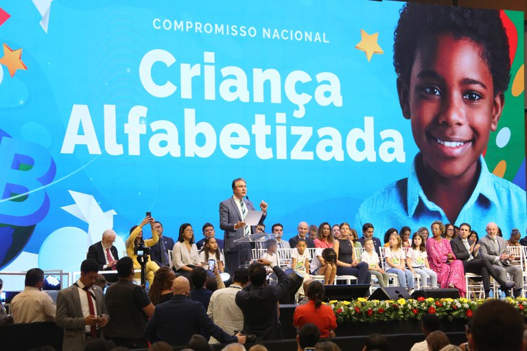 Juazeiro do Norte foi reconhecido com o Selo Ouro no Compromisso Criança Alfabetizada, em cerimônia realizada na última segunda-feira, 10, em Brasília. O evento, promovido pelo Ministério da Educação, premia simbolicamente os municípios que se destacam pela excelência em práticas de alfabetização, incluindo o uso de materiais didáticos adequados e a implementação de políticas públicas alinhadas ao programa nacional.