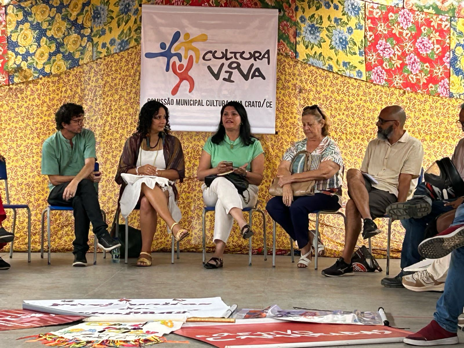 O Fórum Municipal Cultura Viva do Crato, realizado no último final de semana, reafirmou a força do Movimento Cultura Viva e sua capacidade de diálogo e proposição. Com a presença de representantes de 20 Pontos de Cultura e cerca de 60 participantes, incluindo membros do poder público municipal, o evento consolidou uma agenda estratégica para o fortalecimento da cultura no município. Entre os representantes do poder público presentes estavam Fabiana Vieira, Secretária de Cultura do município do Crato; Otonite Cortez, Secretária executiva de Assistência Social e Cidadania; Anny Callou, secretária executiva, da Secretaria de Turismo; e Ianamar Xavier, representando a Secretaria de Meio Ambiente e Mudança do Clima.