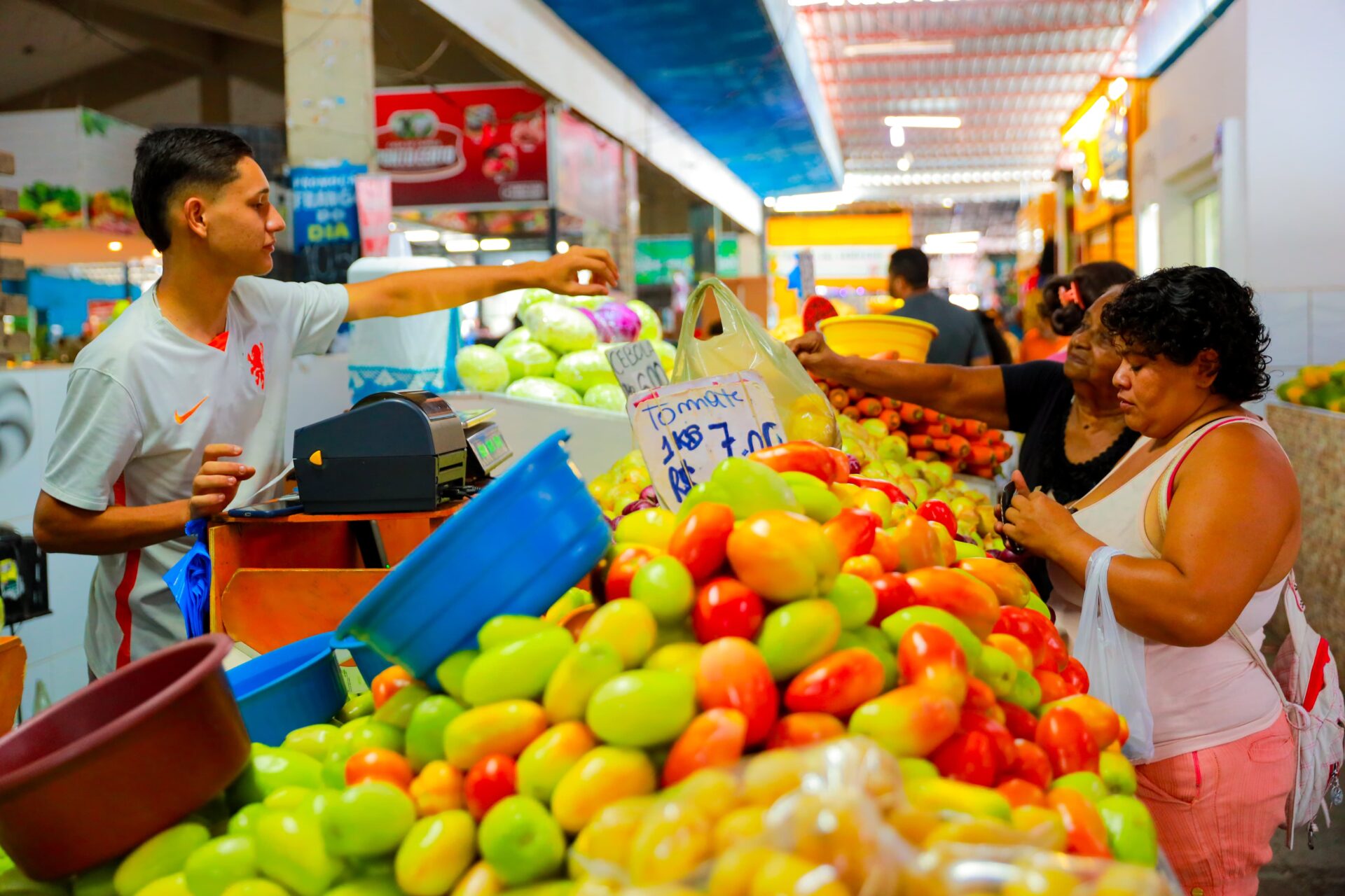 A Prefeitura de Juazeiro do Norte, por meio das secretarias de Meio Ambiente e Serviços Públicos (SEMASP) e Desenvolvimento Econômico e Inovação (SEDECI), divulga um novo cronograma para a regularização dos permissionários dos mercados públicos. Os atendimentos presenciais seguem até o dia 12 de março, das 8h às 14h, por ordem de chegada.