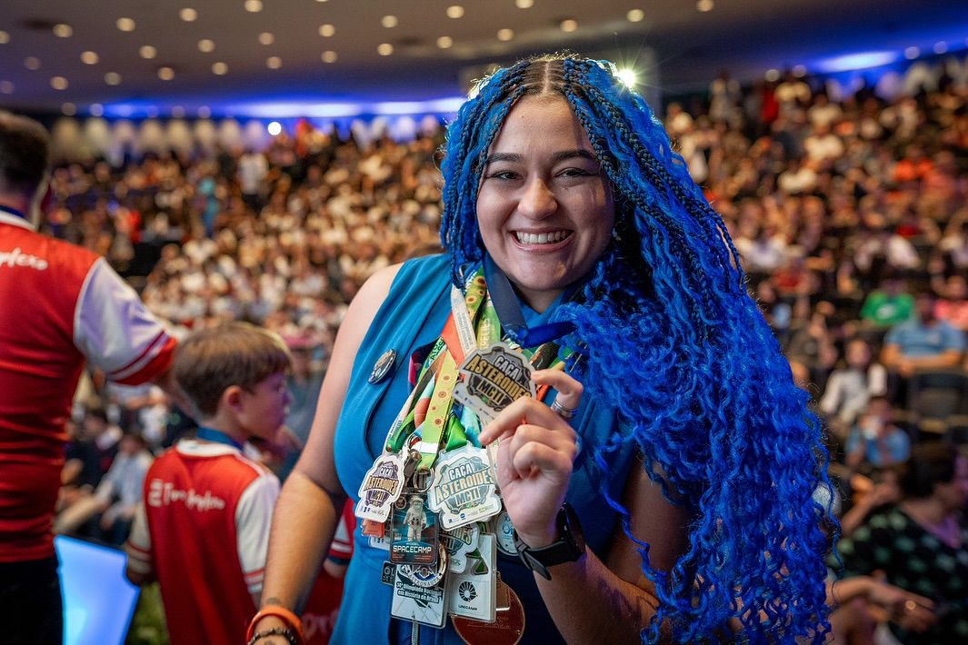 Em comemoração ao Dia Internacional de Mulheres e Meninas na Ciência, celebrado em 11 de fevereiro, a cientista e primeira astronauta análoga do Ceará, Larittrix, estará no Cariri, nos dias 19 e 20 de fevereiro, palestrando em escolas públicas de Barbalha. A ação, promovida pela Só Educador, escola de formação de educadores da INCI Brasil, visa incentivar alunos a participarem do ED Innovation 2025, uma feira de inovação focada na criação de soluções tecnológicas para os desafios da região do Cariri.