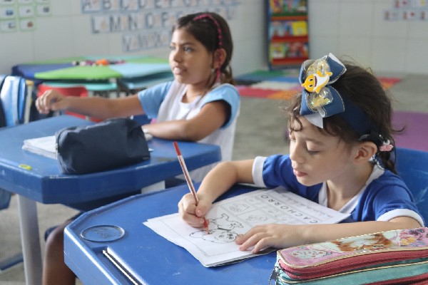 A Sala de Aula Bilíngue para Surdos tem se consolidado como um espaço essencial para a inclusão e o aprendizado de crianças surdas na rede municipal de ensino de Juazeiro do Norte. Adotando a Língua Brasileira de Sinais (Libras) como língua principal e o português como segunda, a iniciativa garante uma formação mais acessível e eficaz.