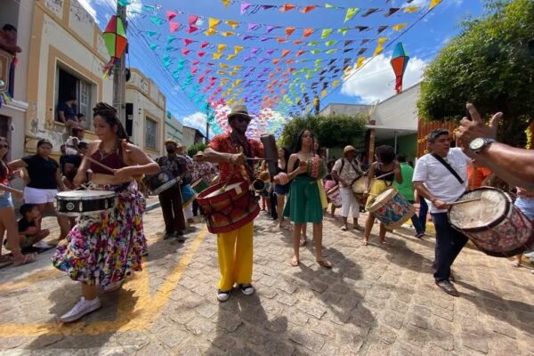 Carnaval Crato Estação da Folia 2025 Uma Festa Para Todos acontece de 28 de fevereiro a 4 de março