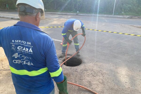 Com a chegada da quadra chuvosa no Ceará, o cenário de extravasamento de esgoto se torna um desafio a ser superado nas cidades. Nesse período, é comum que as redes do sistema de esgotamento sanitário fiquem sobrecarregadas por fatores como ligações irregulares de águas pluviais dos imóveis ou do cruzamento com as redes de drenagem, além do despejo irregular de lixo nas redes. Isso porque a rede de esgoto e de drenagem possuem sistemas diferentes: a primeira direciona os efluentes para estações de tratamento, enquanto a segunda, transporta o volume das chuvas para lagoas, rios e mares.