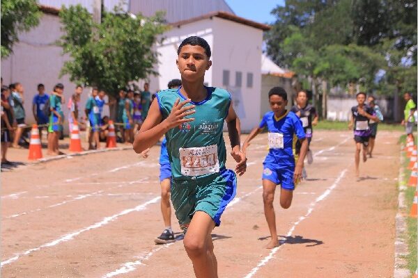 A Prefeitura de Juazeiro do Norte, por meio da Secretaria de Esporte e Juventude (SEJUV), prorrogou até o dia 28 de fevereiro o prazo para cadastramento no edital do Programa Campeões pelo Esporte 2025. A iniciativa busca apoiar atletas e equipes juazeirenses, desde a base até o esporte de alto rendimento.