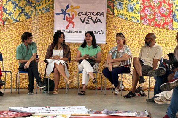 O Fórum Municipal Cultura Viva do Crato, realizado no último final de semana, reafirmou a força do Movimento Cultura Viva e sua capacidade de diálogo e proposição. Com a presença de representantes de 20 Pontos de Cultura e cerca de 60 participantes, incluindo membros do poder público municipal, o evento consolidou uma agenda estratégica para o fortalecimento da cultura no município. Entre os representantes do poder público presentes estavam Fabiana Vieira, Secretária de Cultura do município do Crato; Otonite Cortez, Secretária executiva de Assistência Social e Cidadania; Anny Callou, secretária executiva, da Secretaria de Turismo; e Ianamar Xavier, representando a Secretaria de Meio Ambiente e Mudança do Clima.