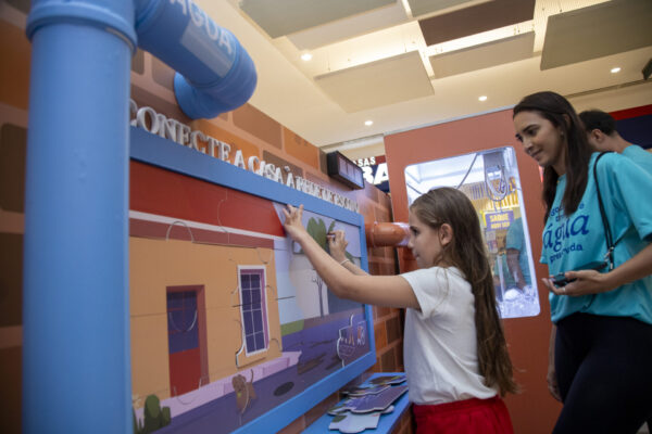 Circuito interativo com quebra-cabeça e ‘caça ao lixo’ apresenta ciclo do saneamento no Cariri Shopping