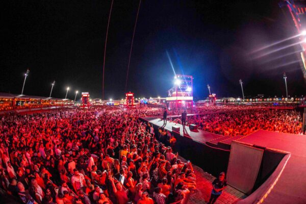 O São João de Maracanaú completa 20 anos em 2025, consolidado com o Maior São João do Planeta, e fará nesta edição histórica de duas décadas de cultura e tradição uma grande homenagem aos festejos juninos do Brasil e ao Estado do Ceará.