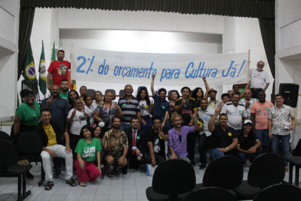 Caravana Cratense formada rumo ao VI Fórum Cearense Cultura Viva CARAVANA CRATO RUMO AO VI FÓRUM CEARENSE CULTURA VIVA A caravana do Crato para o VI Fórum Cearense Cultura Viva está oficialmente formada! Com o encerramento das inscrições nesta quarta-feira (10). A Comissão Municipal Cultura Viva está em diálogo com a gestão municipal para viabilizar o apoio necessário ao custeio das passagens e traslados. O Fórum é o espaço autônomo e deliberativo do Movimento Cearense Cultura Viva (MCCV), reunindo representantes de Pontos de Cultura de todo o estado. Nesta 6ª edição, o encontro acontece nos dias 25 e 26 de abril, em Fortaleza, com o objetivo de avaliar, debater e fortalecer a Política Cultura Viva no Ceará e suas articulações com outras redes e movimentos sociais. Importante lembrar que o Crato, além de reunir a maior rede de Pontos de Cultura do estado, foi o primeiro município do Ceará a instituir a Lei Municipal de Cultura Viva. Para a Comissão Municipal Cultura Viva a presença no Fóruns reafirma a força coletiva e o compromisso com a política pública dos Pontos de Cultura.