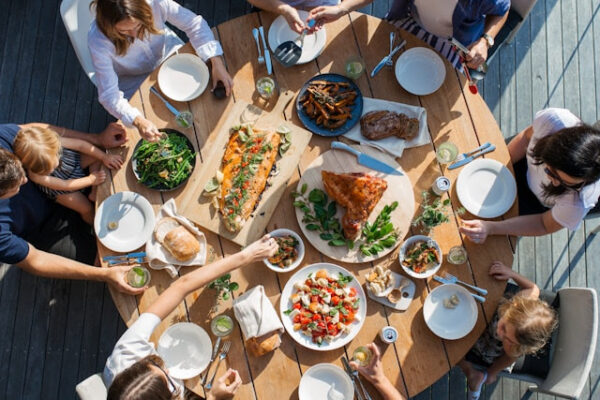 Símbolo de tradição, cultura e comemoração, o período da Páscoa reúne familiares e amigos desde a Sexta-feira Santa até o Domingo em mesas repletas de alimentos que, geralmente, são peixes, frutos do mar e doces, como o chocolate.
