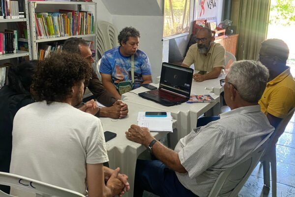 Representantes dos Pontos de Cultura Coletivo Camaradas e Projeto Nova Vida estiveram reunidos com o vereador Wilson do Rosto na última segunda-feira para articular emenda de alteração na Lei Municipal nº 3612/2019, que dispõe sobre o reconhecimento do Sítio Urbano do Gesso. Os representantes das organizações defendem que a Prefeitura do Crato disponibilize servidores para desenvolver trabalhos de limpeza, conservação e jardinagem na área que compreende a Quadra, Praça e Sítio Urbano do Gesso. Outra proposição é a criação de um Conselho Gestor do Sítio Urbano do Gesso, composto por representantes das secretarias municipais de Meio Ambiente e Mudança do Clima, Desenvolvimento Rural e Recursos Hídricos, Serviços Públicos e Conservação e SAAEC, além de moradores da comunidade do Gesso, organizações da sociedade civil que integram o Território Criativo do Gesso e universidades públicas da região do Cariri. A ideia da criação do Conselho Gestor é contribuir para o desenvolvimento de práticas agroecológicas, ações de pesquisa e educação ambiental no Sítio Urbano do Gesso. A cidade do Crato foi selecionada para integrar o Programa Cidades Verdes Resilientes, coordenado pelos Ministérios do Meio Ambiente (MMA), das Cidades (MCid) e da Ciência, Tecnologia e Inovação (MCTI). A experiência do Sítio Urbano do Gesso pode ser uma das estratégias fortalecidas pelo Programa e replicada em outras áreas da cidade. O Sítio Urbano do Gesso está localizado nas margens da linha férrea, entre a Estação da RFFSA e a Escola Profissionalizante Violeta Arraes. A área é destinada ao plantio de frutíferas e medicinais.