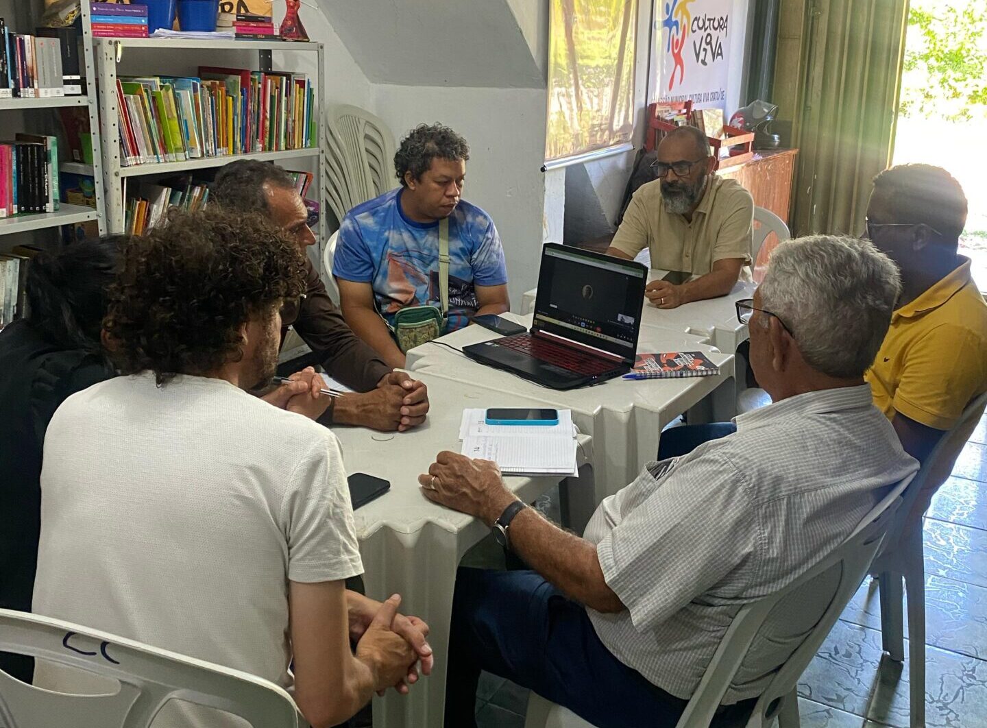 Representantes dos Pontos de Cultura Coletivo Camaradas e Projeto Nova Vida estiveram reunidos com o vereador Wilson do Rosto na última segunda-feira para articular emenda de alteração na Lei Municipal nº 3612/2019, que dispõe sobre o reconhecimento do Sítio Urbano do Gesso. Os representantes das organizações defendem que a Prefeitura do Crato disponibilize servidores para desenvolver trabalhos de limpeza, conservação e jardinagem na área que compreende a Quadra, Praça e Sítio Urbano do Gesso. Outra proposição é a criação de um Conselho Gestor do Sítio Urbano do Gesso, composto por representantes das secretarias municipais de Meio Ambiente e Mudança do Clima, Desenvolvimento Rural e Recursos Hídricos, Serviços Públicos e Conservação e SAAEC, além de moradores da comunidade do Gesso, organizações da sociedade civil que integram o Território Criativo do Gesso e universidades públicas da região do Cariri. A ideia da criação do Conselho Gestor é contribuir para o desenvolvimento de práticas agroecológicas, ações de pesquisa e educação ambiental no Sítio Urbano do Gesso. A cidade do Crato foi selecionada para integrar o Programa Cidades Verdes Resilientes, coordenado pelos Ministérios do Meio Ambiente (MMA), das Cidades (MCid) e da Ciência, Tecnologia e Inovação (MCTI). A experiência do Sítio Urbano do Gesso pode ser uma das estratégias fortalecidas pelo Programa e replicada em outras áreas da cidade. O Sítio Urbano do Gesso está localizado nas margens da linha férrea, entre a Estação da RFFSA e a Escola Profissionalizante Violeta Arraes. A área é destinada ao plantio de frutíferas e medicinais.