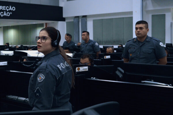 A Max e o Discovery anunciam a estreia da segunda temporada de OLHOS DA LEI, série documental que retrata o cotidiano do COPOM (Centro de Operações da Polícia Militar do Estado de São Paulo). Com lançamento no dia 21 de maio, às 21h20, a produção traz ainda mais adrenalina, emoção e depoimentos marcantes, mantendo o público conectado à ação do começo ao fim. OLHOS DA LEI oferece acesso exclusivo aos bastidores do COPOM e da equipe responsável por atender mais de 30 mil ocorrências diárias, registradas pelos números 190 e 193. Ao mostrar o atendimento, o suporte e o monitoramento das ações policiais, a série retrata o dinamismo do cotidiano de policiais e resgatistas que unem forças para salvar vidas e proteger a população. Nesta nova temporada, além do COPOM, a série amplia seu foco e acompanha também o trabalho do Águia, Comando de Aviação da Polícia Militar, responsável por todas as operações aéreas da corporação, e da ROTA (Rondas Ostensivas Tobias de Aguiar), unidade de elite reconhecida por sua atuação em ocorrências de alta complexidade e no combate ao crime organizado. OLHOS DA LEI é uma coprodução da Grifa Filmes com a Warner Bros. Discovery. Pela WBD, a produção é supervisionada por Sergio Nakasone, Adriana Cechetti e Marina Pedral. Por parte da Grifa Filmes, a produção é de Fernando Dias e Mauricio Dias, a produção executiva é de Moisés Gouveia, a produção de conteúdo é de Kiko Ribeiro, Sergio Zeigler e Felipe Giaj-Levra são os diretores e roteiristas.