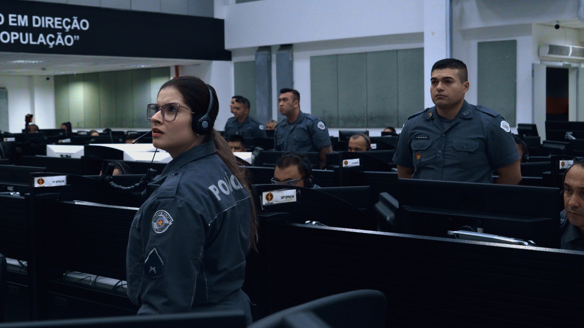 A Max e o Discovery anunciam a estreia da segunda temporada de OLHOS DA LEI, série documental que retrata o cotidiano do COPOM (Centro de Operações da Polícia Militar do Estado de São Paulo). Com lançamento no dia 21 de maio, às 21h20, a produção traz ainda mais adrenalina, emoção e depoimentos marcantes, mantendo o público conectado à ação do começo ao fim. OLHOS DA LEI oferece acesso exclusivo aos bastidores do COPOM e da equipe responsável por atender mais de 30 mil ocorrências diárias, registradas pelos números 190 e 193. Ao mostrar o atendimento, o suporte e o monitoramento das ações policiais, a série retrata o dinamismo do cotidiano de policiais e resgatistas que unem forças para salvar vidas e proteger a população. Nesta nova temporada, além do COPOM, a série amplia seu foco e acompanha também o trabalho do Águia, Comando de Aviação da Polícia Militar, responsável por todas as operações aéreas da corporação, e da ROTA (Rondas Ostensivas Tobias de Aguiar), unidade de elite reconhecida por sua atuação em ocorrências de alta complexidade e no combate ao crime organizado. OLHOS DA LEI é uma coprodução da Grifa Filmes com a Warner Bros. Discovery. Pela WBD, a produção é supervisionada por Sergio Nakasone, Adriana Cechetti e Marina Pedral. Por parte da Grifa Filmes, a produção é de Fernando Dias e Mauricio Dias, a produção executiva é de Moisés Gouveia, a produção de conteúdo é de Kiko Ribeiro, Sergio Zeigler e Felipe Giaj-Levra são os diretores e roteiristas.