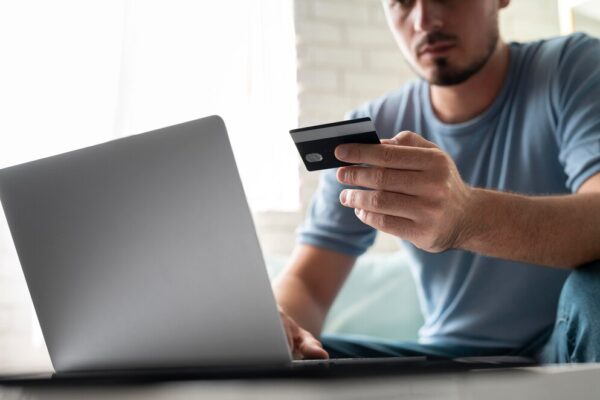 Fraudes no Dia das Mães podem causar prejuízo de mais de R$ 1 bilhão, aponta Serasa Experian