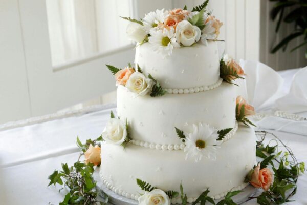 UNINASSAU prepara o bolo de 25 anos da Noite das Solteironas white icing cover cake