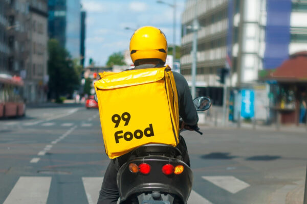 A 99Food abre oficialmente nesta terça-feira (29), o cadastro para restaurantes de todo o Brasil que queiram integrar a nova plataforma de entrega de comida da 99.