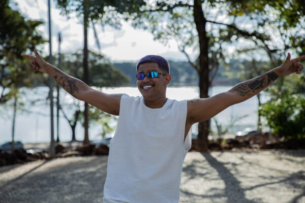 MC Gabzin aposta na mistura de funk com arrocha em “Replayzinho”
