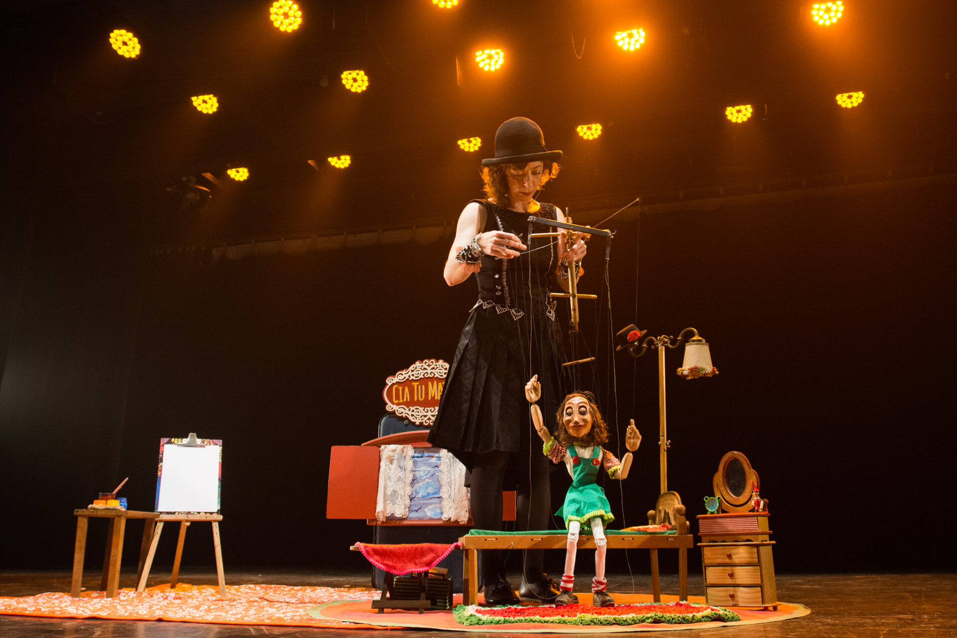 Sesc Ceará abre credenciamento de artistas para 2026 O Sesc Ceará lança no próximo dia 9 de junho o edital para credenciamento de artistas e profissionais de arte e cultura em todas as suas manifestações e linguagem para ações durante o ano de 2026. As inscrições são gratuitas e deverão ser realizadas somente pela internet, por meio do preenchimento de ficha on-line, até o dia 1º de agosto. O processo seletivo será dividido em etapas que envolvem conferência documental, análise de recursos e seleção curatorial, com previsão de resultado final para o dia 2 de outubro de 2025. Os credenciados ficarão à disposição da Instituição, pelo período de um ano, para prestarem seus serviços ou apresentarem seus trabalhos, podendo ocorrer em todo o Estado. Podem se inscrever artistas e/ou grupos artísticos de diferentes linguagens de todo o País, além de pessoas física ou jurídica, incluindo quem é Microempreendedor Individual (MEI) e associações, desde que o ramo de atividade (código da atividade econômica registrada) seja compatível e pertinente ao objeto da prestação de serviços do regulamento. Para o gerente de Cultura do Sesc Ceará, Alemberg Quindins, o credenciamento é uma ferramenta essencial para garantir diversidade e representatividade na programação cultural do Sesc: “Selecionar artistas por meio deste edital é, acima de tudo, fortalecer o compromisso do Sesc com a democratização do acesso à cultura e com a valorização das diversas expressões artísticas que refletem a riqueza do nosso povo.” Serão aceitas propostas artísticas nas linguagens de Teatro, Dança, Circo, Música, Audiovisual, Artes Visuais, Literatura e Expressões Culturais da Tradição, destinadas à realização de ações presenciais dentro da programação cultural do Sesc Ceará. A contratação dos artistas e grupos credenciados será realizada conforme a demanda da programação e os eventos previstos no calendário institucional do Sesc. O Sesc disponibiliza um suporte aos candidatos para dúvidas ou esclarecimentos durante o período de inscrição, através do e-mail credenciamento@sesc-ce.com.br, de segunda a sexta-feira, em horário comercial, durante todo o período previsto para as inscrições. Serviço: Chamamento público para Credenciamento de Artistas Sesc Ceará Período: 09/07 a 01/08 Confira o Edital completo: Inscrições: https://eventos.sesc-ce.com.br/credenciamento Mais informações: credenciamento@sesc-ce.com.br