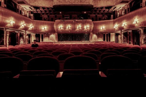 Luz, Câmera, Lucro: cinema se consolida como nova fronteira de investimento cultural no Brasil theater interior