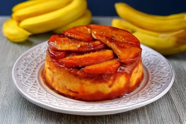 Dia da Banana: aprenda a fazer uma torta invertida de banana caramelizada com massa de bolo