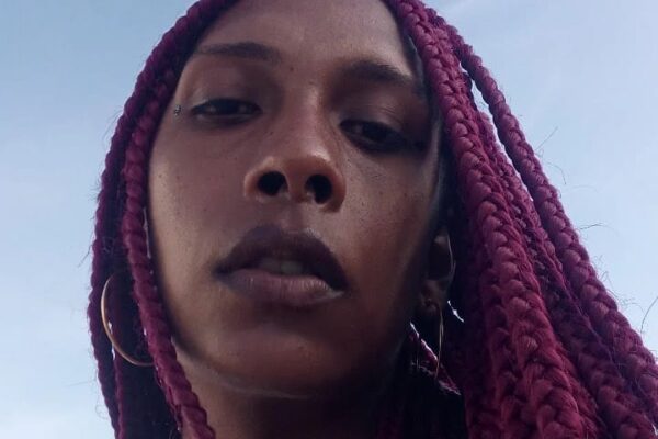 Coletivo Camaradas promove Roda de Poesia no Gesso com a artista Cayle Angeline